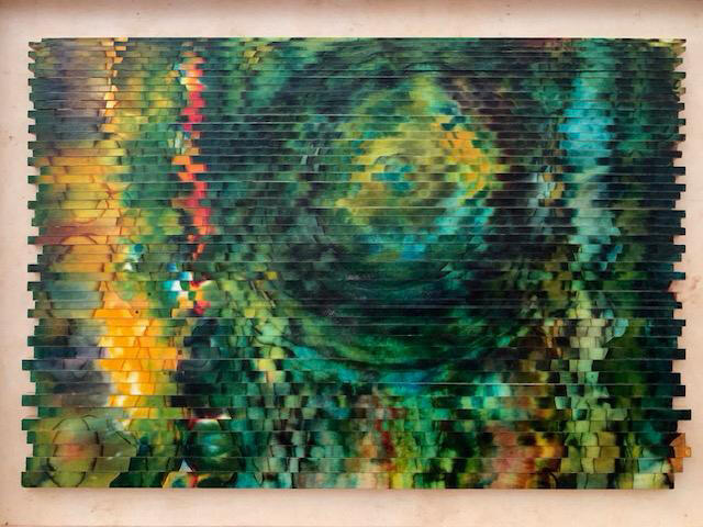 Tamara Lipschutz: Carpintera y artista que recrea los cerros, piedras y aguas del entorno mediante ensambles de maderas rescatadas, tinta y color.