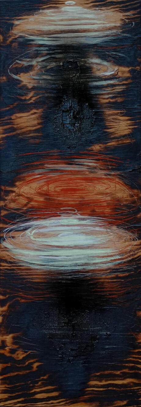 Idalid Castillo: Indaga en los ciclos de la naturaleza transformando soportes mediante procesos de dibujo e intervenciones con fuego sobre madera.